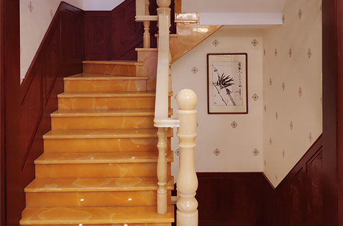 武汉中式别墅室内汉白玉石楼梯的定制安装装饰效果